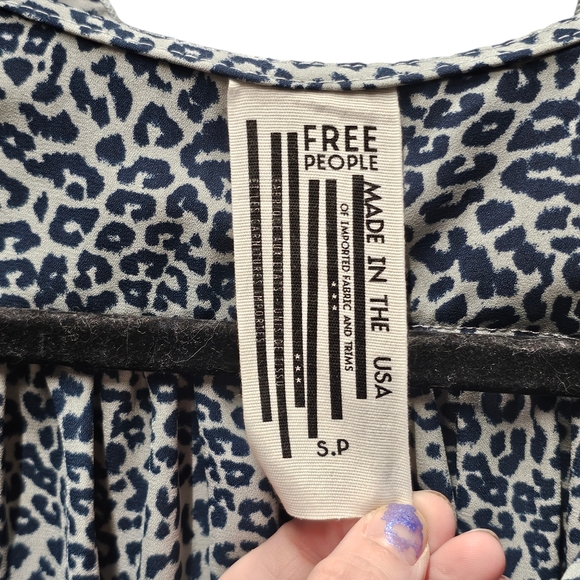 Free People Animal Print Ruffled Smocked Long Sleeve Blouse size Small - Picture 5 of 8